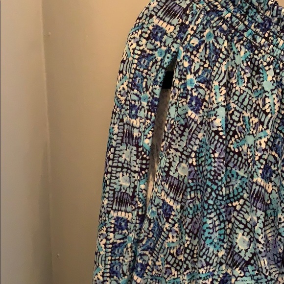 blue designed of the shoulder top- quarter sleeves - Picture 3 of 3